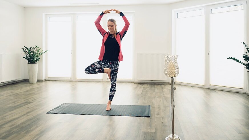 Frau beim Yoga im Fitnessraum