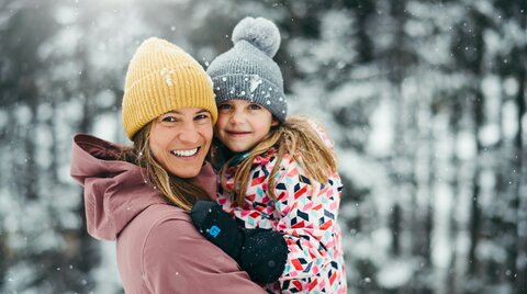 Mama mit Tochter im Winterwonderland