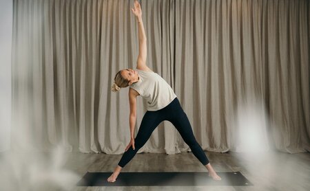 Zwei Frauen machen Yoga im Yogaraum