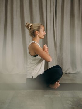 Frau macht Yoga im Yogaraum