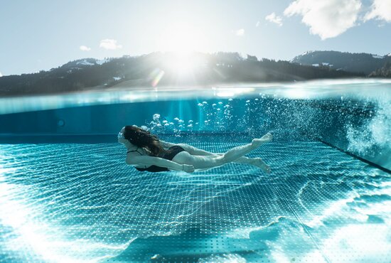 Frau taucht unter Wasser