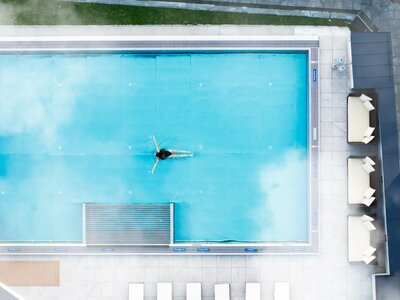 Drohnenbildaufnahme von oben vom Pool