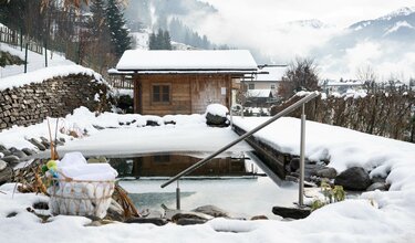 Eisbaden im Naturbadeteich im Winter