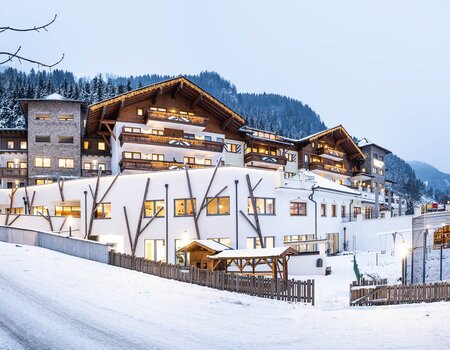 Aussenansicht vom Kinderhotel Waldhof im Winter