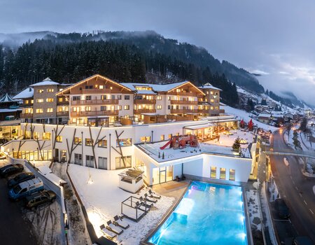 Aussenansicht vom Kinderhotel Waldhof im Winter