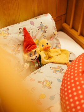 Kinderbett mit Wurzl Stofftier