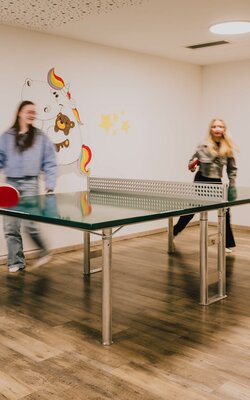 Kinder beim Tischtennis spielen