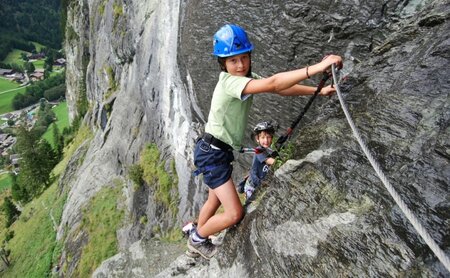 Junge bei Klettern auf Felswand
