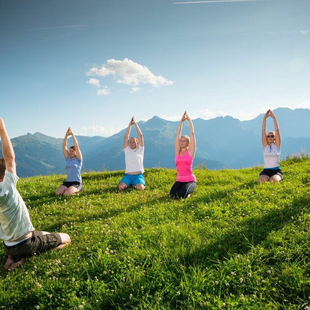 Erwachsene beim Yoga am Berg