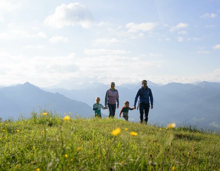 Familie beim Wandern mit wunderschönem Bergpanorama
