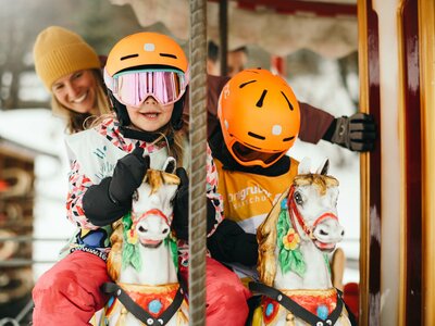 Kinder auf Ski-Karussell